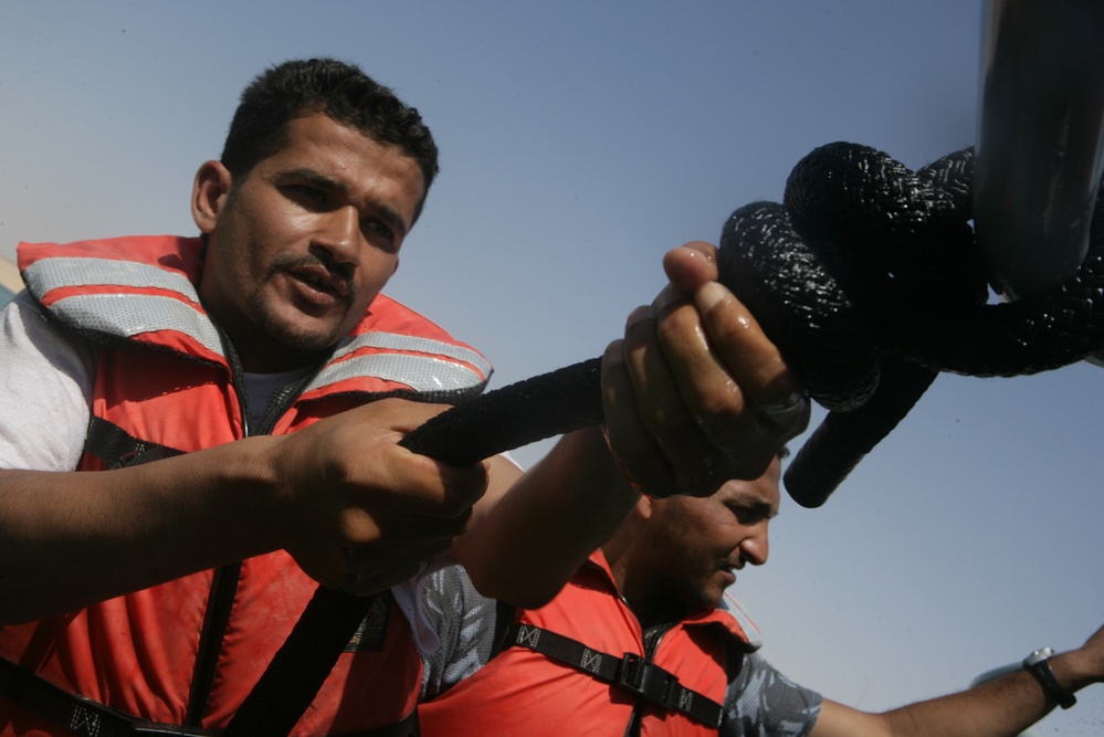 Iraqi SWAT Trains With Seals During