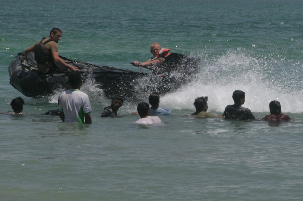 Iraqi SWAT Trains With Seals During