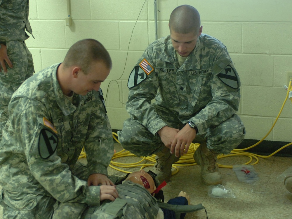 Soldiers saving Soldiers, medics teach basic life saving skills