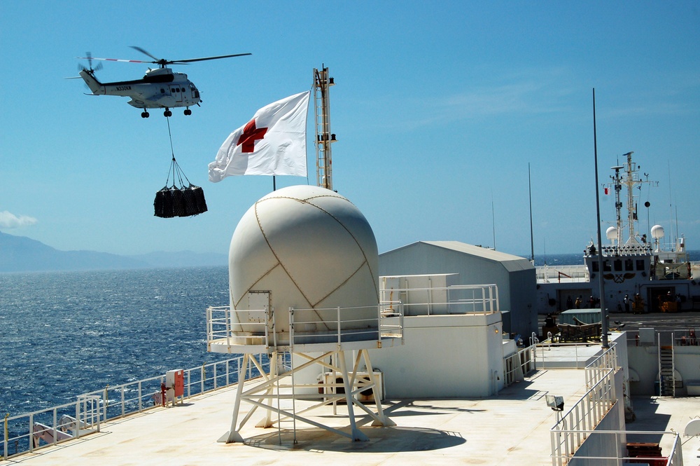 Super Puma Delivers the Goods to USNS Mercy