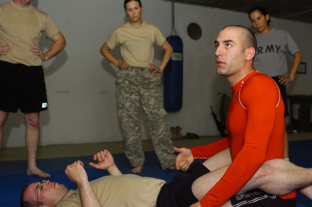 Soldier continues Jujitsu training while in Iraq