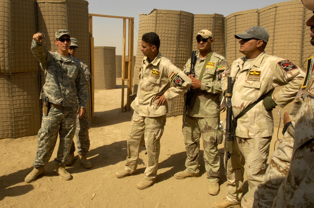 U.S. Soldiers Train Iraqi Soldiers in Close Quarters