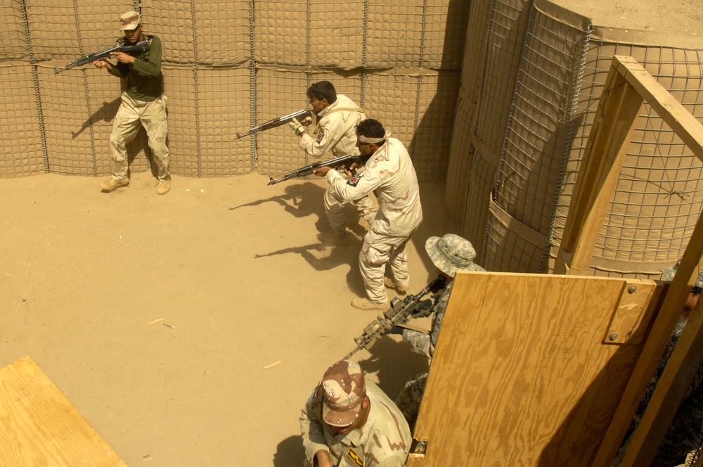 U.S. Soldiers Train Iraqi Soldiers in Close Quarters Combat
