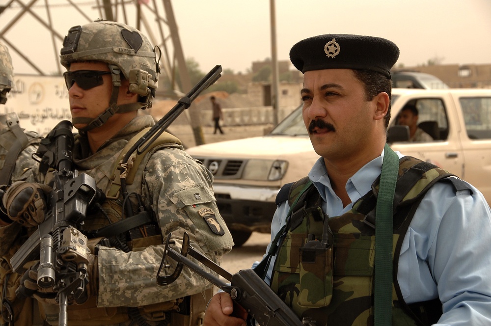 U.S. and Iraqi Soldiers Conduct Combined Foot Patrol