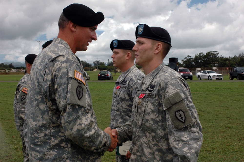 DVIDS - Images - Aviation Soldiers Earn Medals For Valor; Unit Receives ...