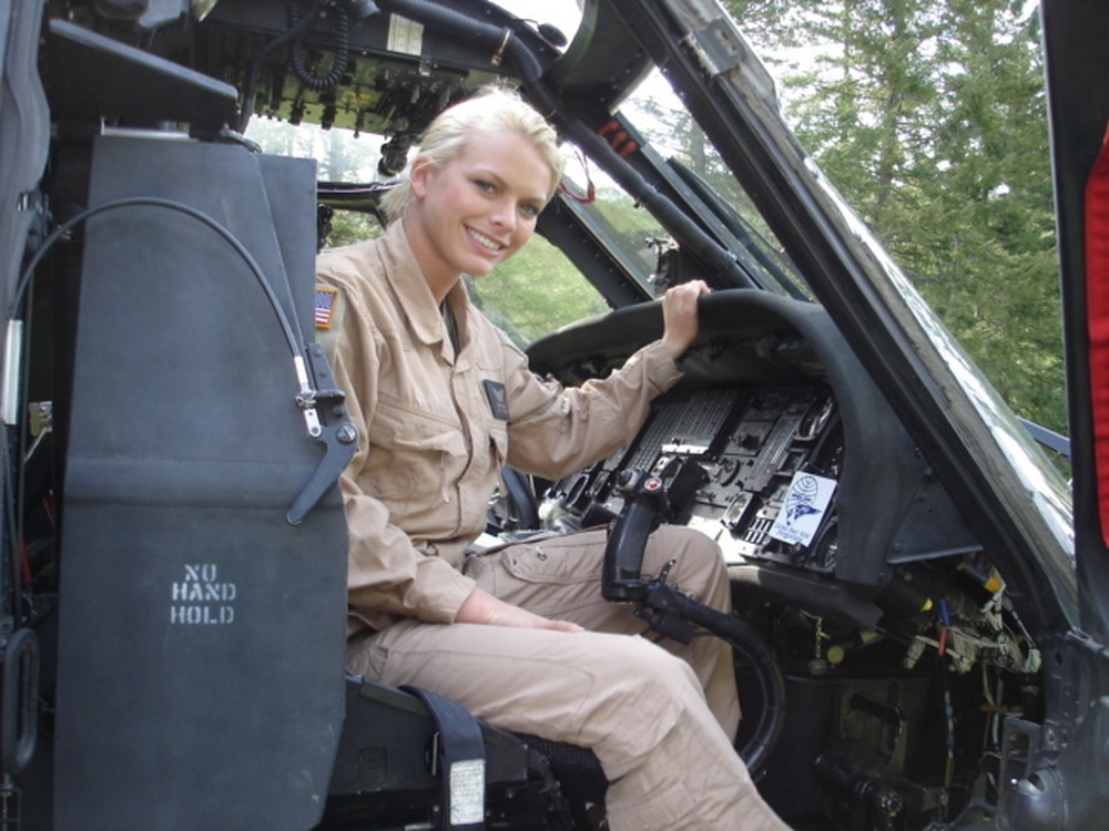 Американская военная девушка. Девушка военный водитель. Женщины военные США. Девушка на БТР. Блондинка в военной форме.