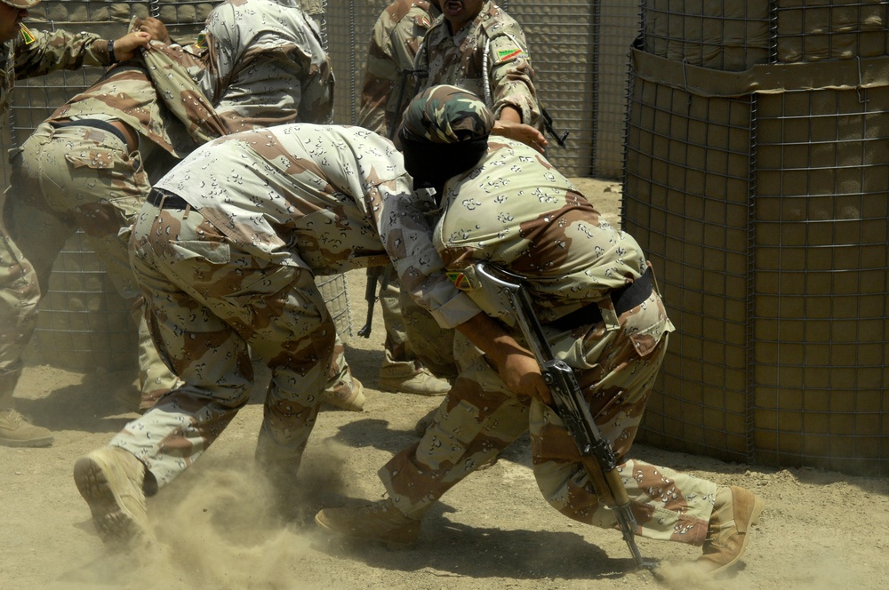 Iraqi Military Police Train in Search and Seizure