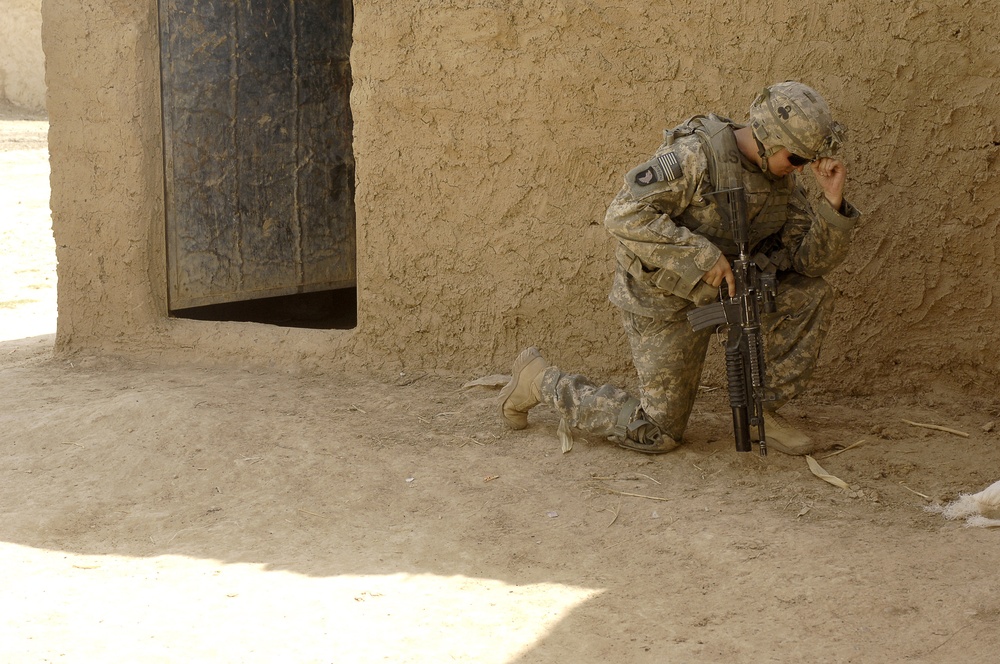 101st Airborne Members Conduct Patrol