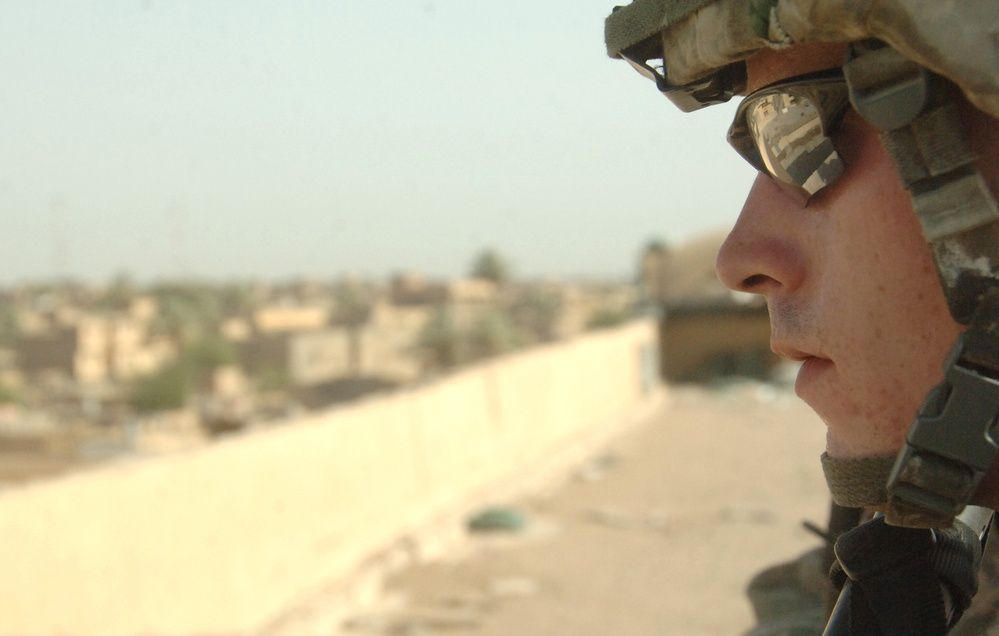 U.S. and Iraqi Soldiers Secure Area