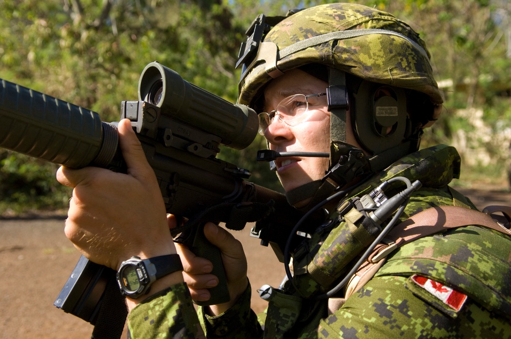 Canadian soldiers participate in Assault Operation During RIMPAC 2008