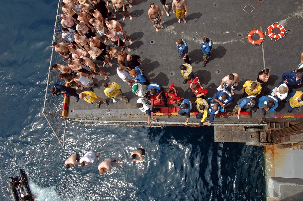 USS Tawara holds swim call