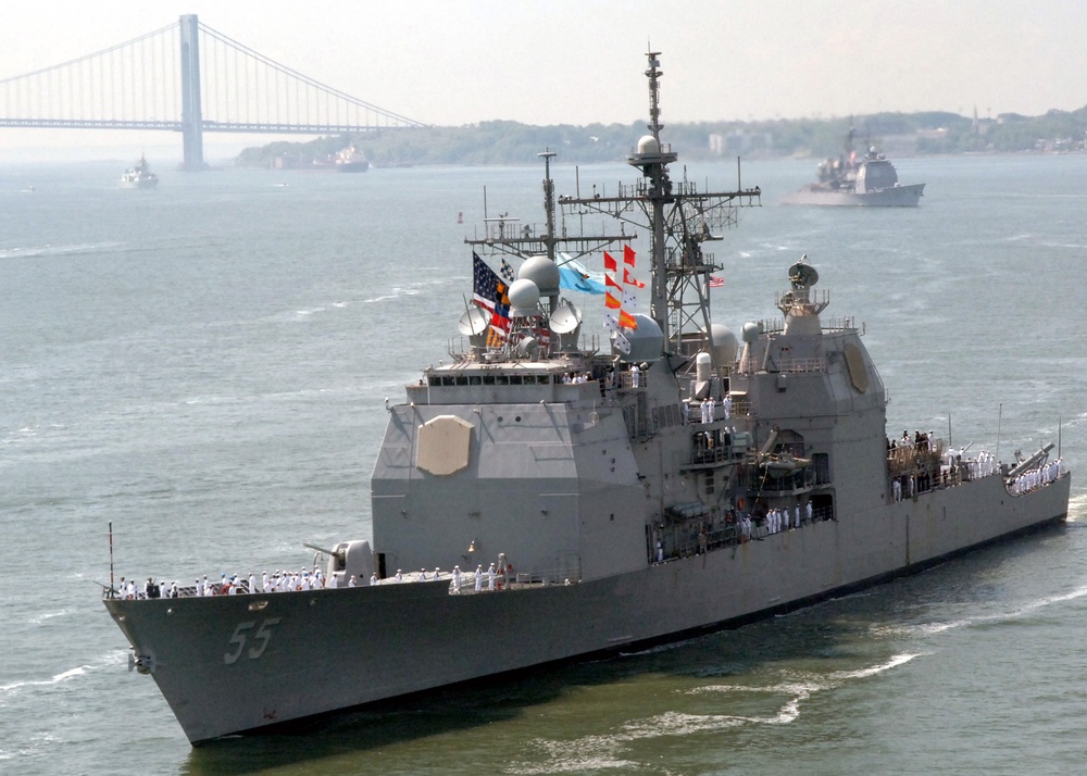 USS Kearsarge, Leyte Gulf pulls into Fleet Week New York