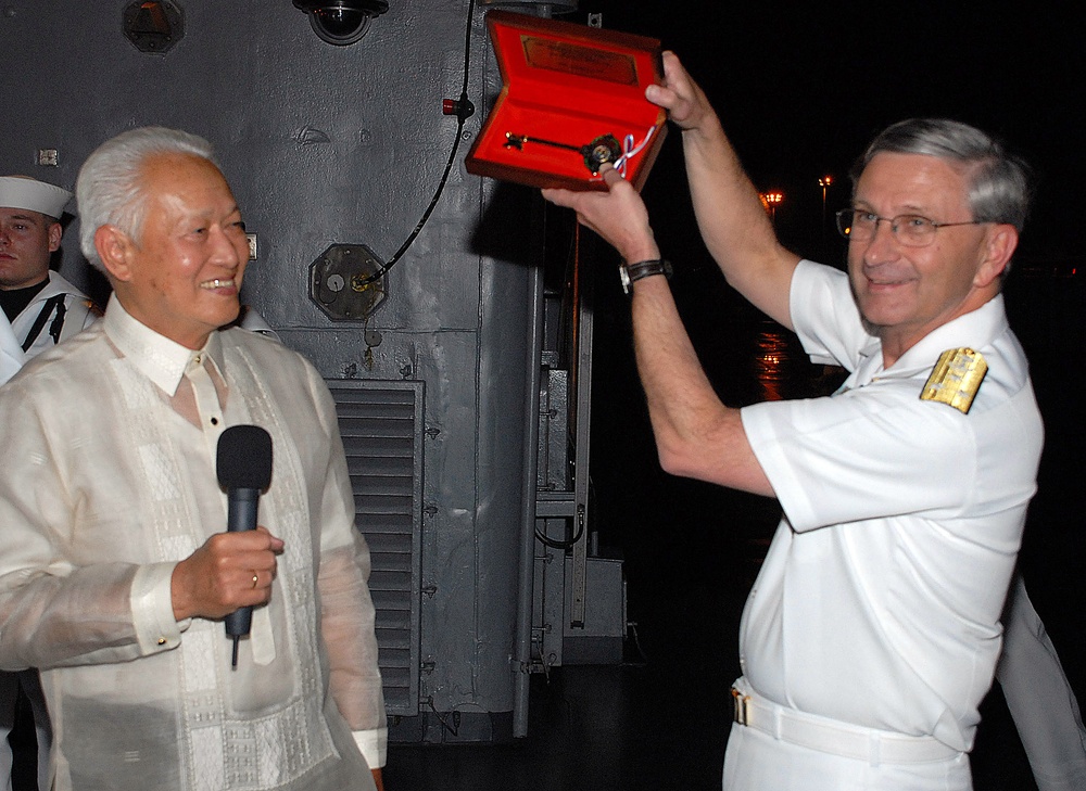 Navy admiral receives key to Philippine city