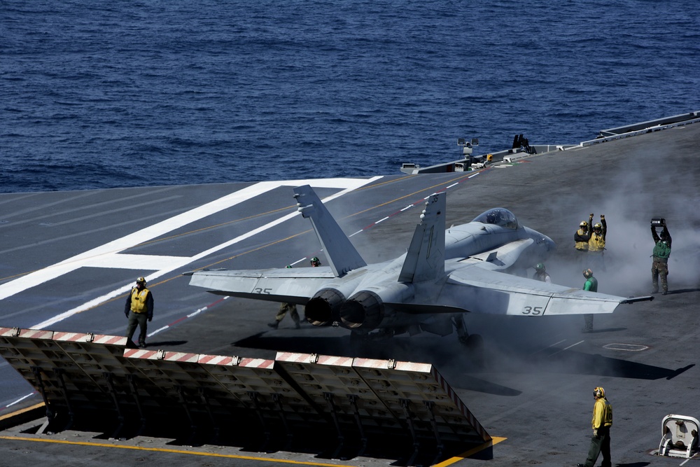 Maintanence on FA-18D Hornet