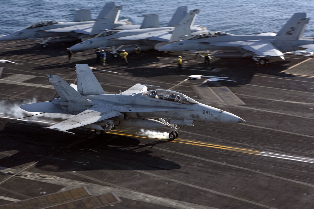 Maintanence on FA-18D Hornet