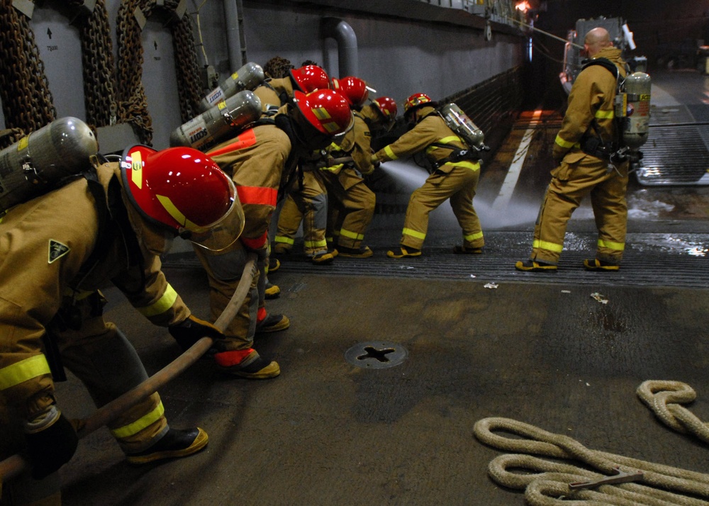 DVIDS - Images - Sailors practice firefighting aboard USS Nashville