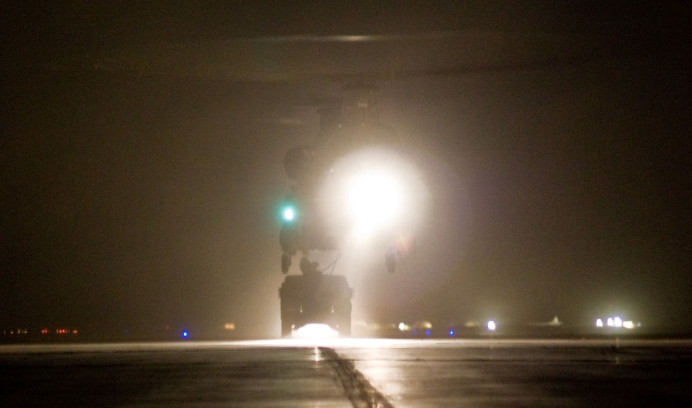 Long Knife Soldiers sling load for trip to border