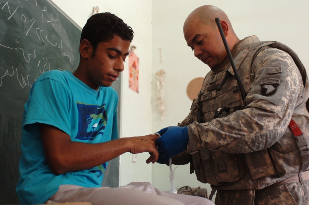 Top Guns, Iraqi doctors provide medical care to Iraqis in Baghdad