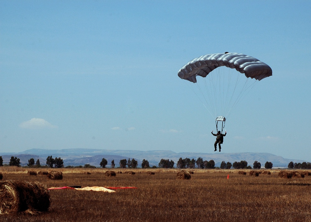 Free Fall parachute jumps in Italy