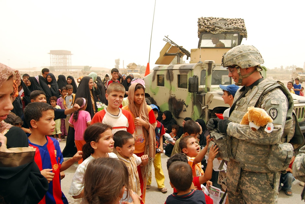 IA, Gimlets bring medical aid to village in Iraq