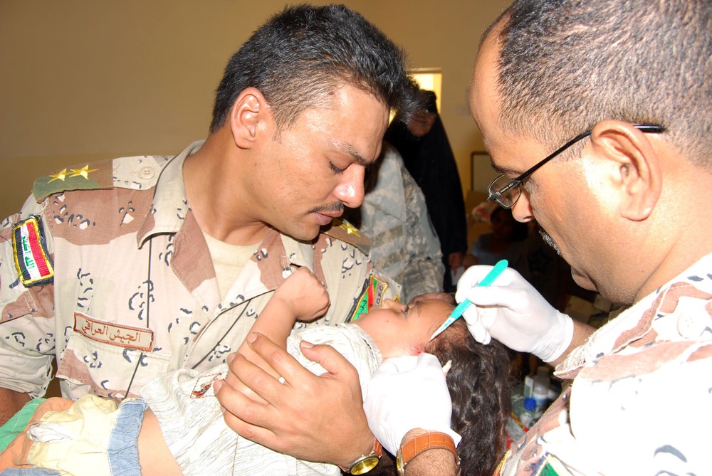 IA, Gimlets bring medical aid to village in Iraq