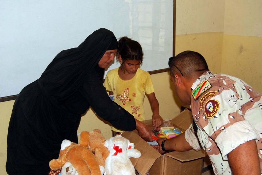 IA, Gimlets bring medical aid to village in Iraq