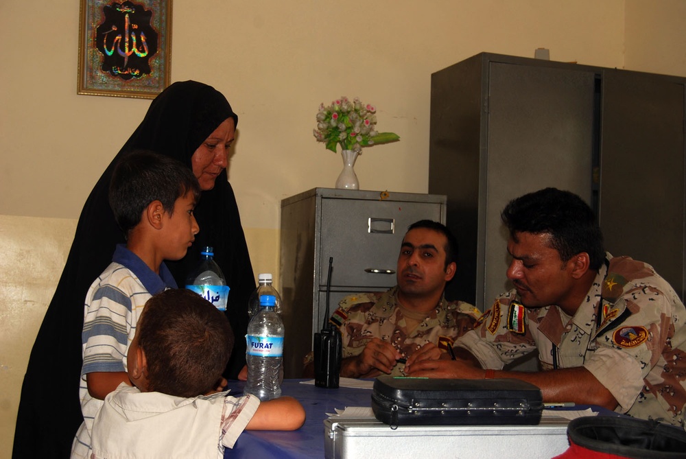 IA, Gimlets bring medical aid to village in Iraq