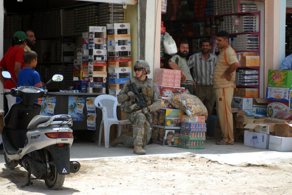 Regulars keep watch over Sadr City market