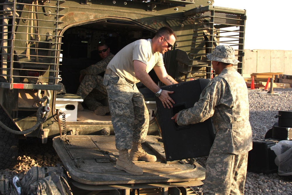 Warrior Soldiers rock out in Iraq