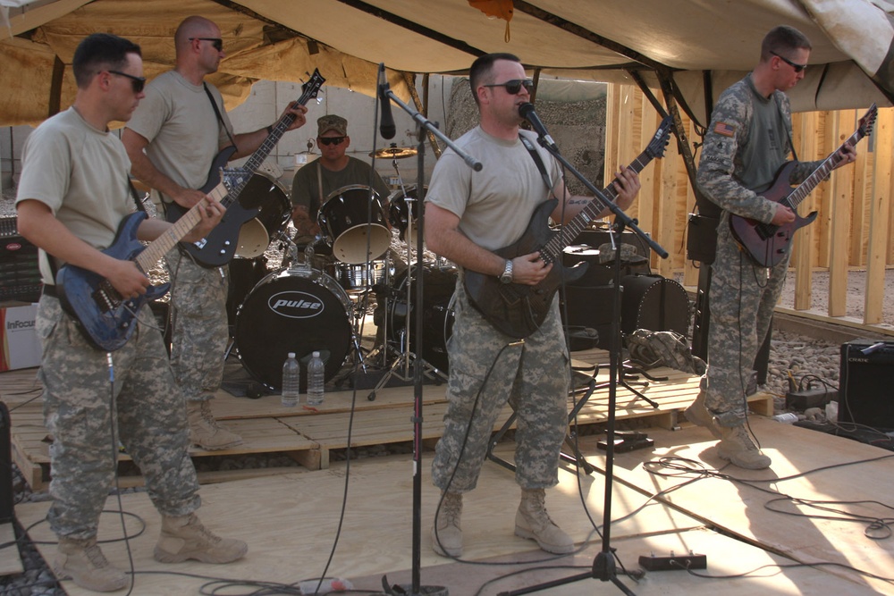 Warrior Soldiers rock out in Iraq