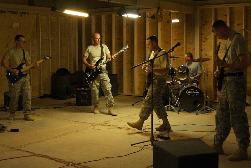 Warrior Soldiers rock out in Iraq