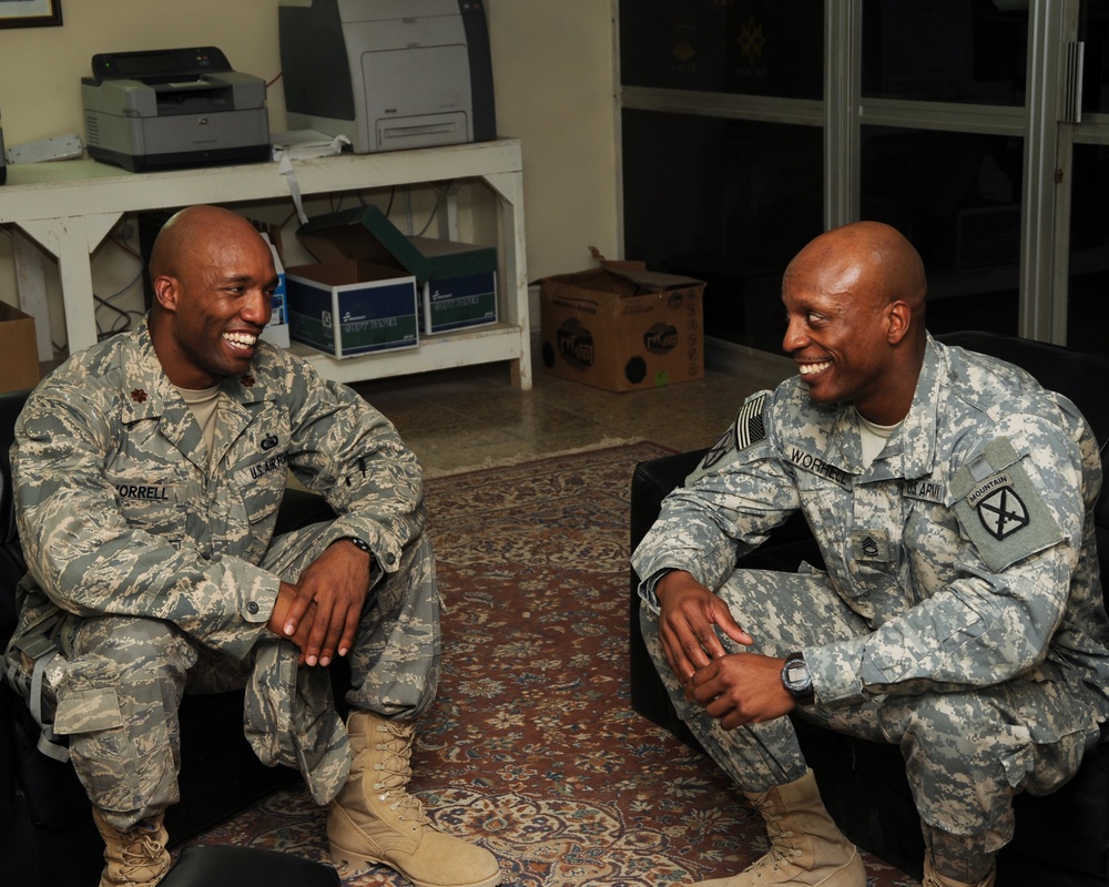 Twin Brothers Meet Up in Iraq