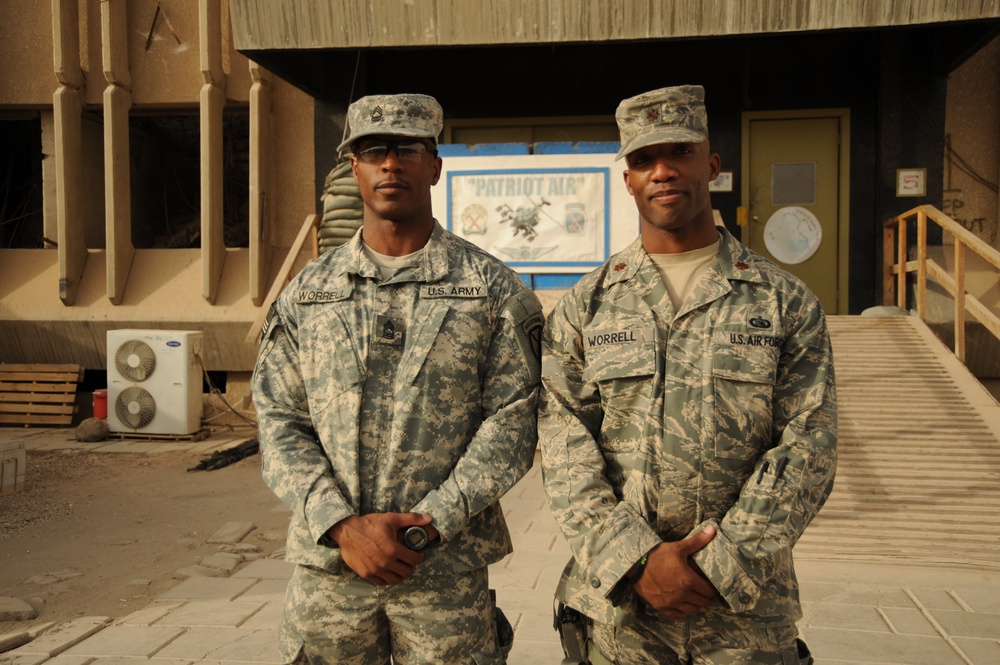 Twin Brothers Meet Up in Iraq