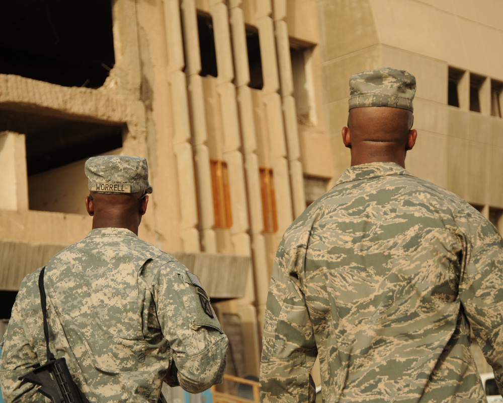 Twin Brothers Meet Up in Iraq