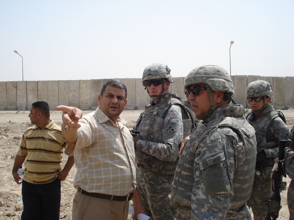 Ironhorse deputy CG visits southwest Baghdad, views progress