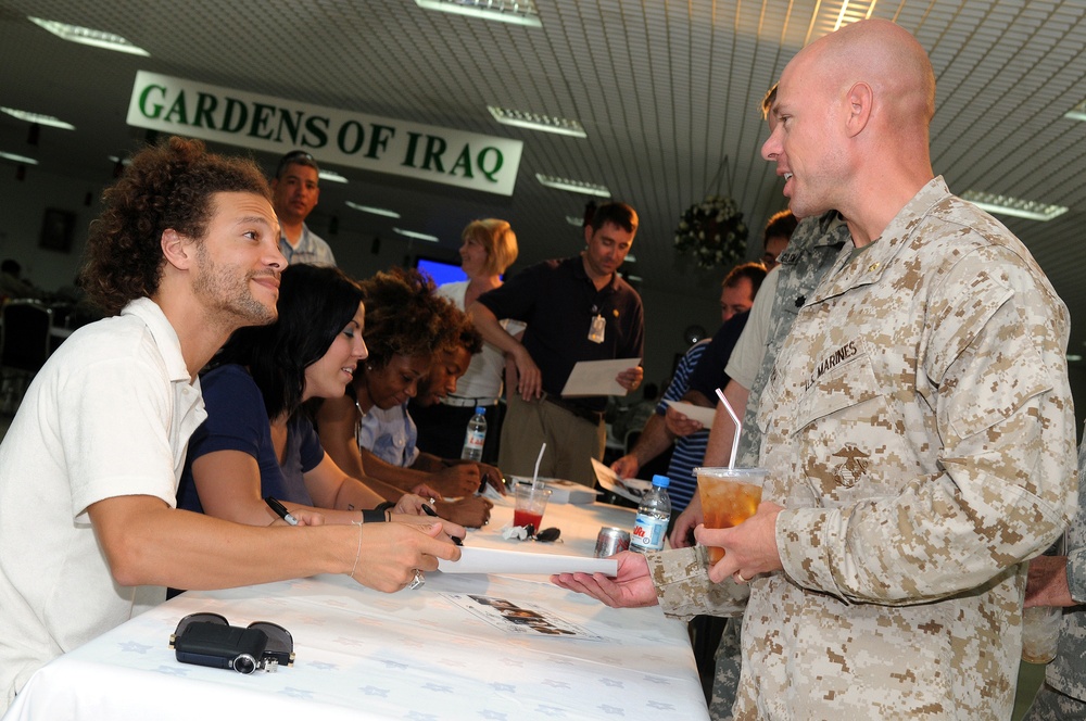 American Idol legends support troops in Southwest Asia