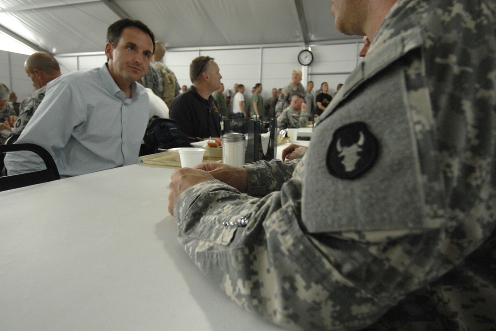 Gov. Tim Pawlenty Visits With the Troops