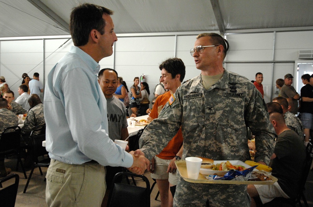 Gov. Tim Pawlenty Visits With the Troops