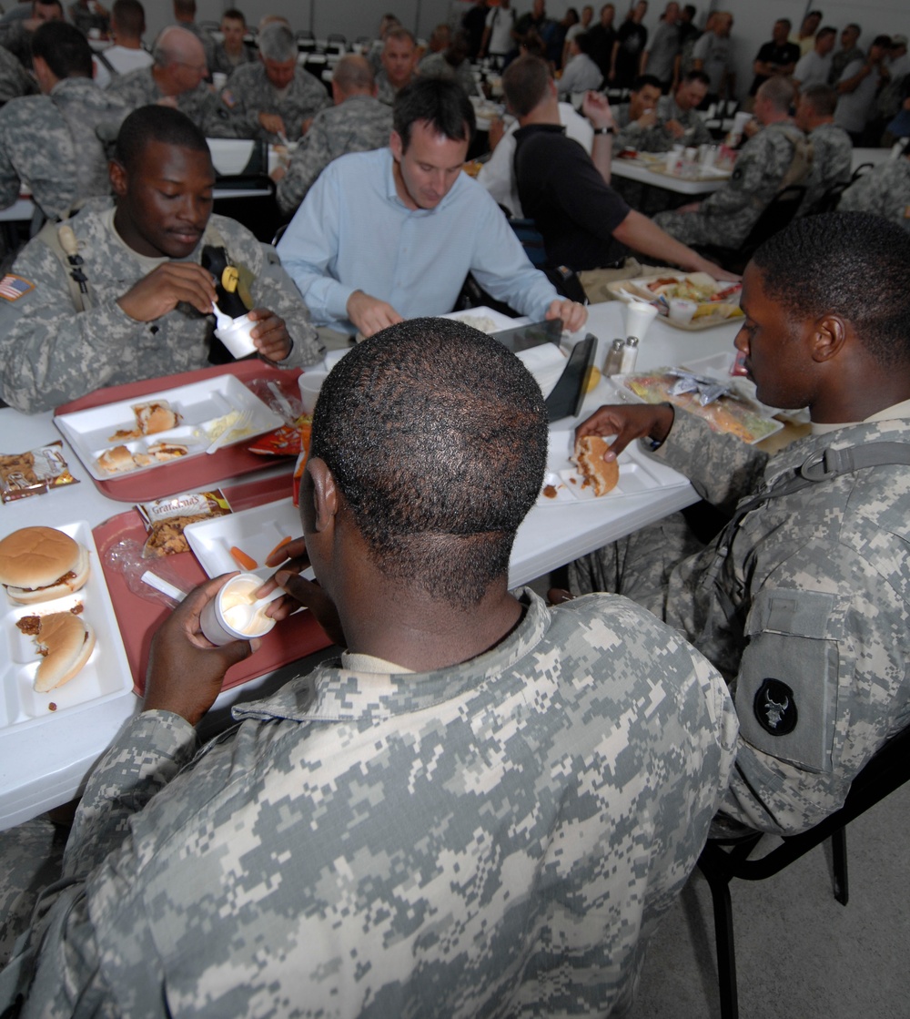 Gov. Tim Pawlenty Visits With the Troops