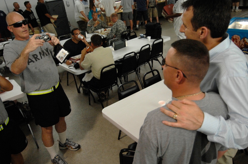 Gov. Tim Pawlenty Visits With the Troops