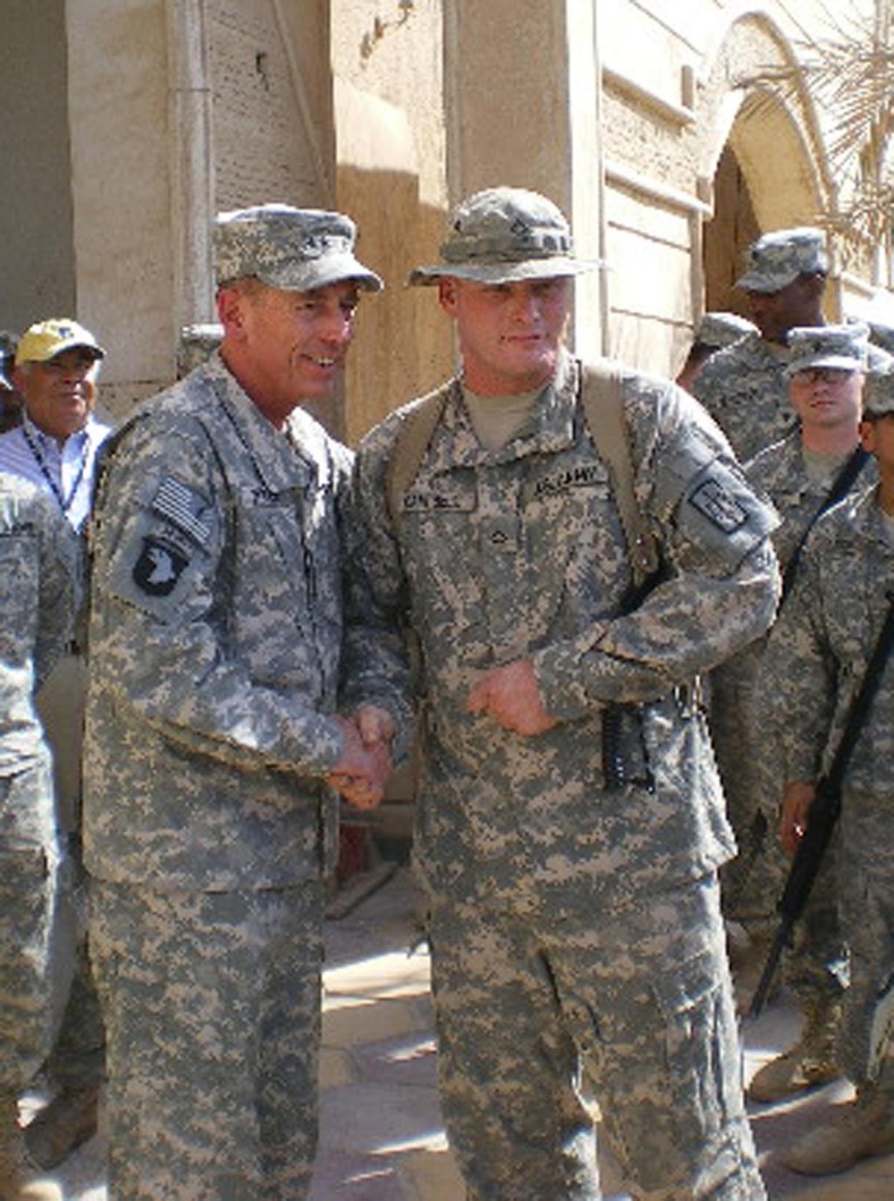 U.S. Soldier recognized by commander, MNF-I
