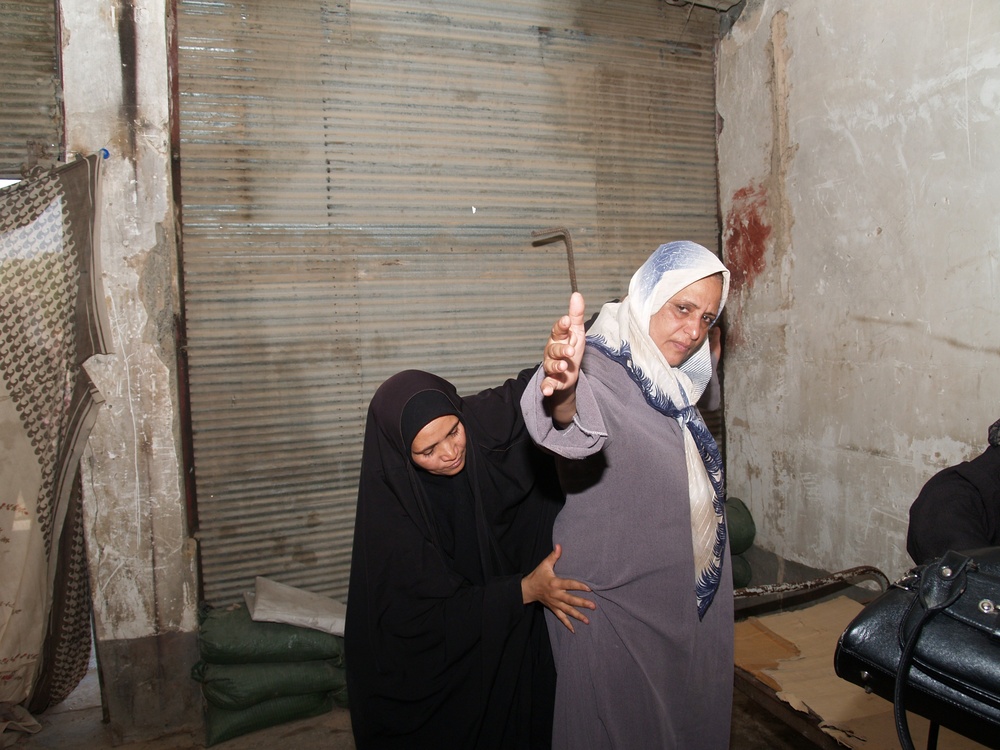 Iraqi Females Work at Checkpoints