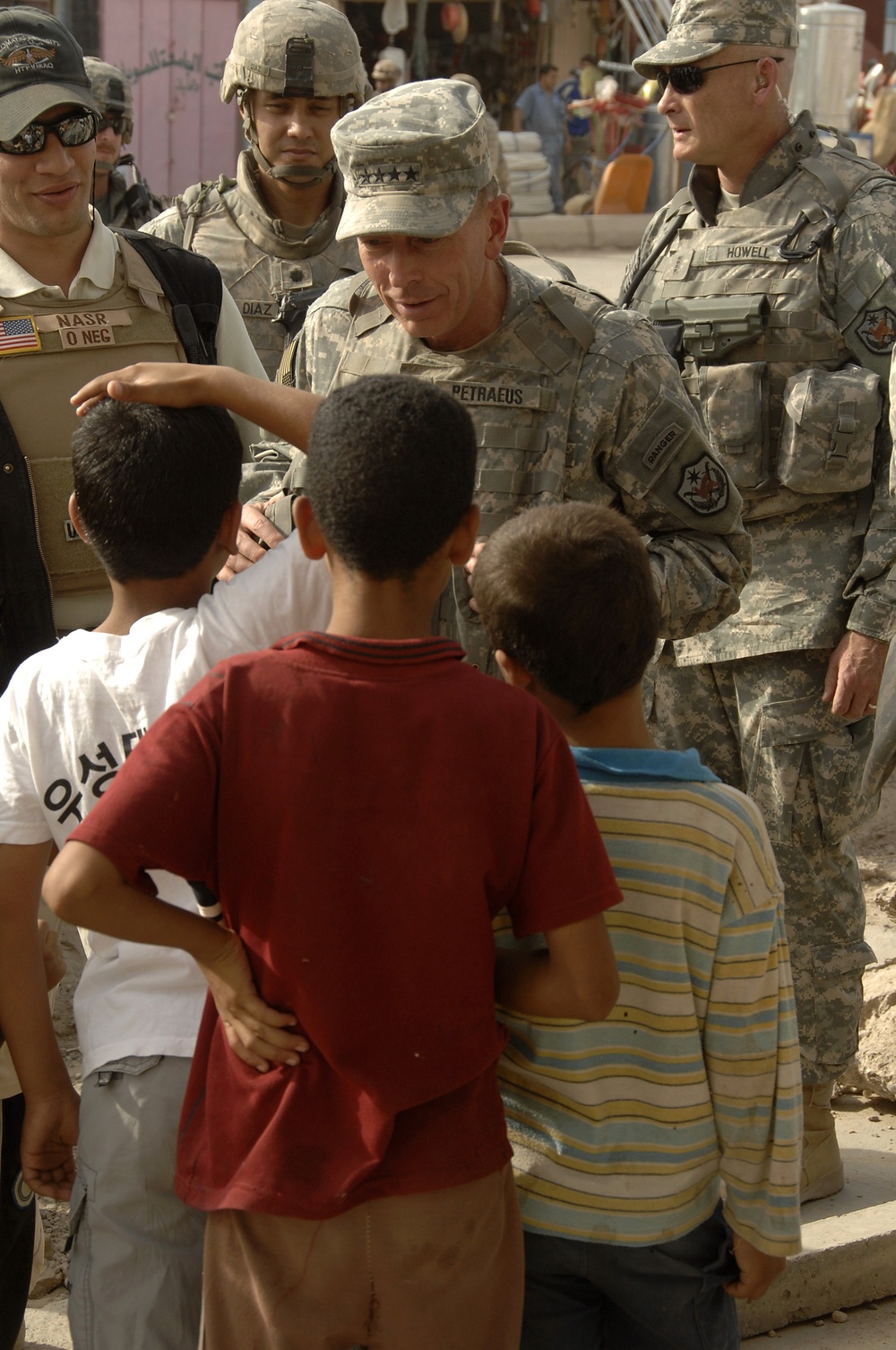 Gen. Petraeus Tours Marketplace in Sadr City