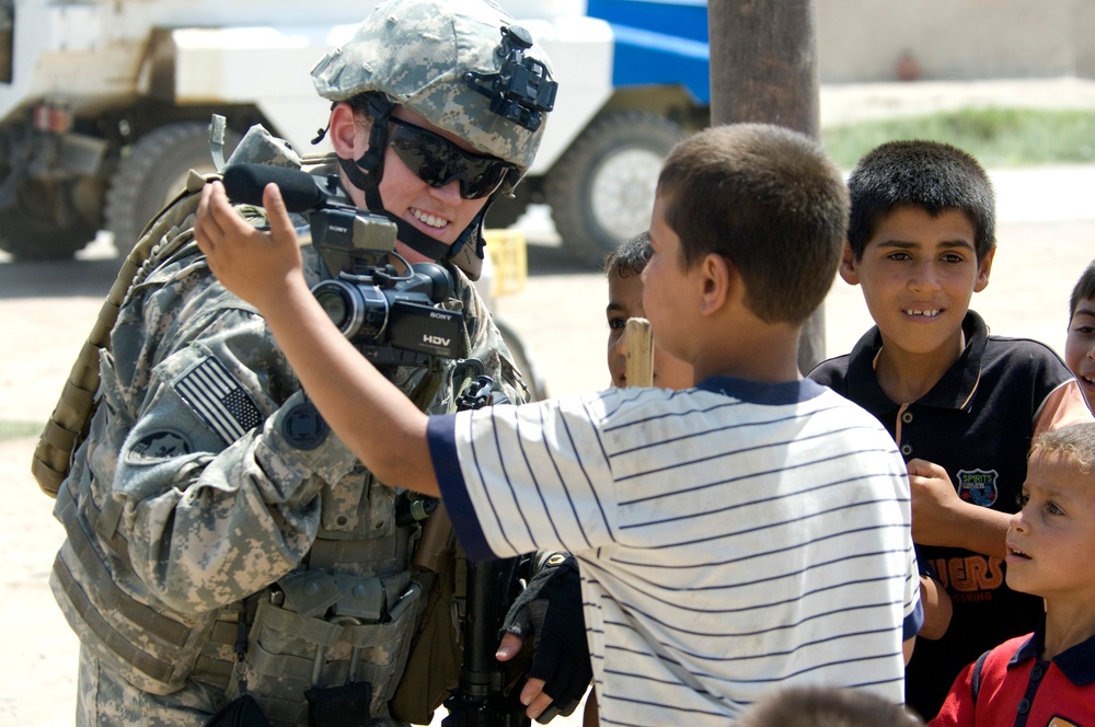 Iraqi Children Enjoy Navy Photos