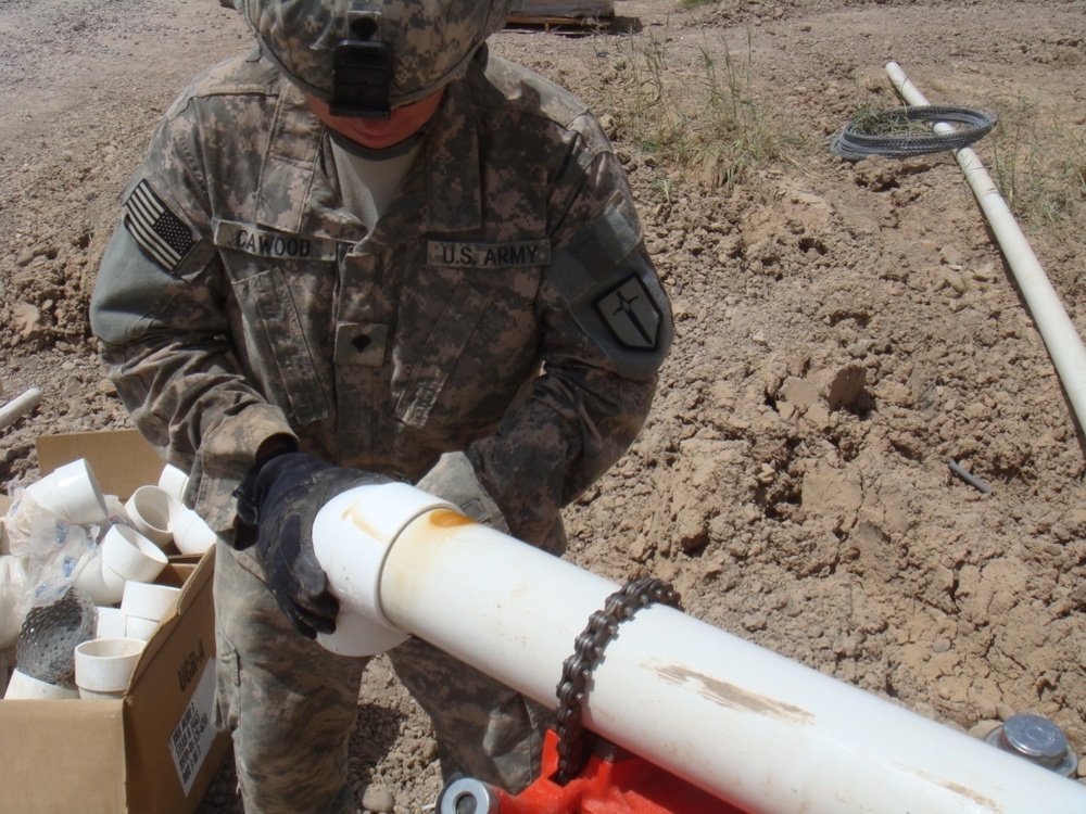 Soldiers build up combat outpost