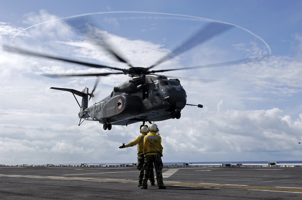 Sea Dragon helicopter lands on USS Tarawa flight deck
