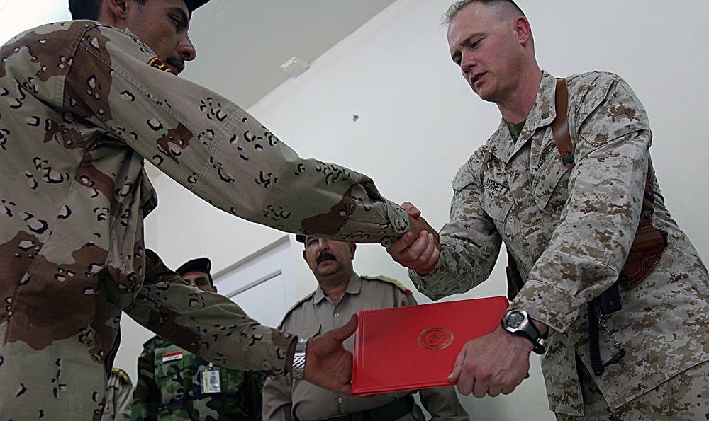 7th Iraqi Army Division Soldiers graduate Marine weapons class