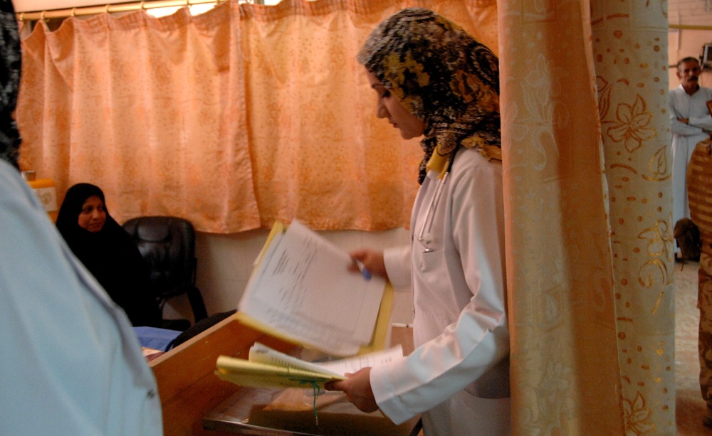 Iraqi Citizens Visit Medical Clinic