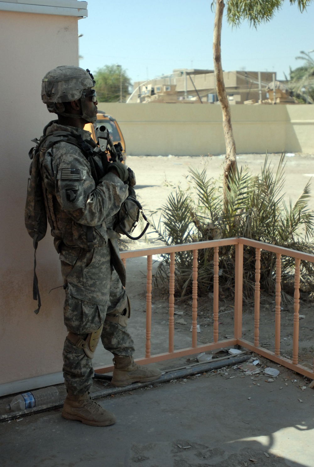 Regulars patrol Sadr City - MND-B Soldiers check on renovation, cleanup projects