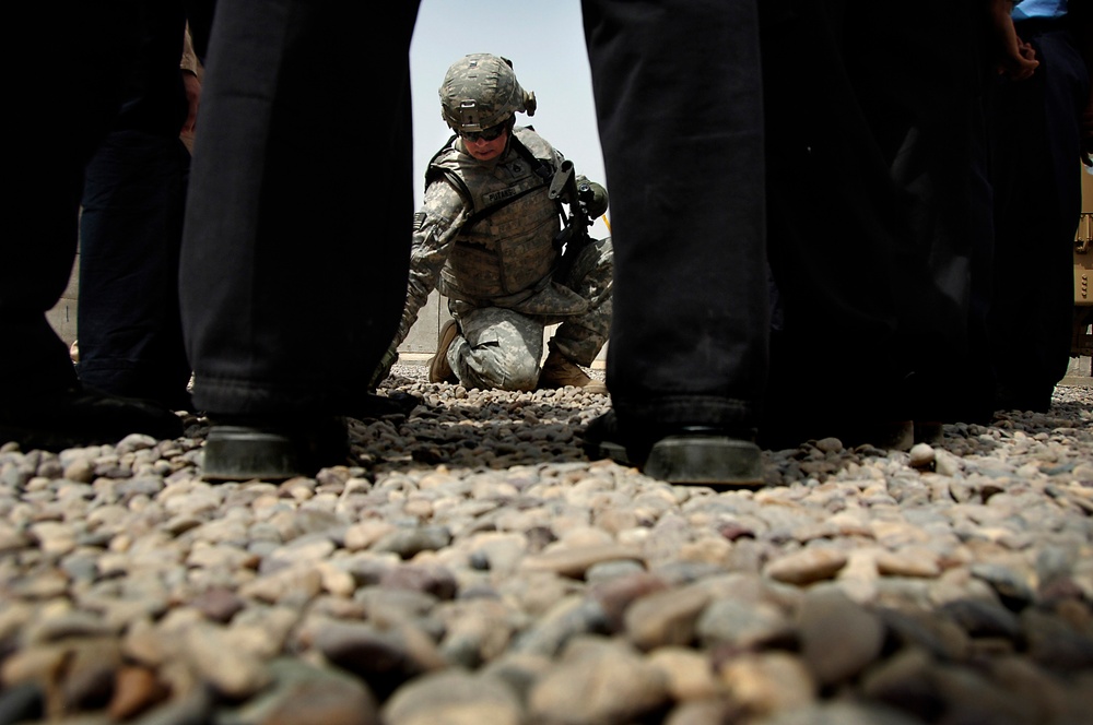 U.S. Soldiers instruct Iraqi police